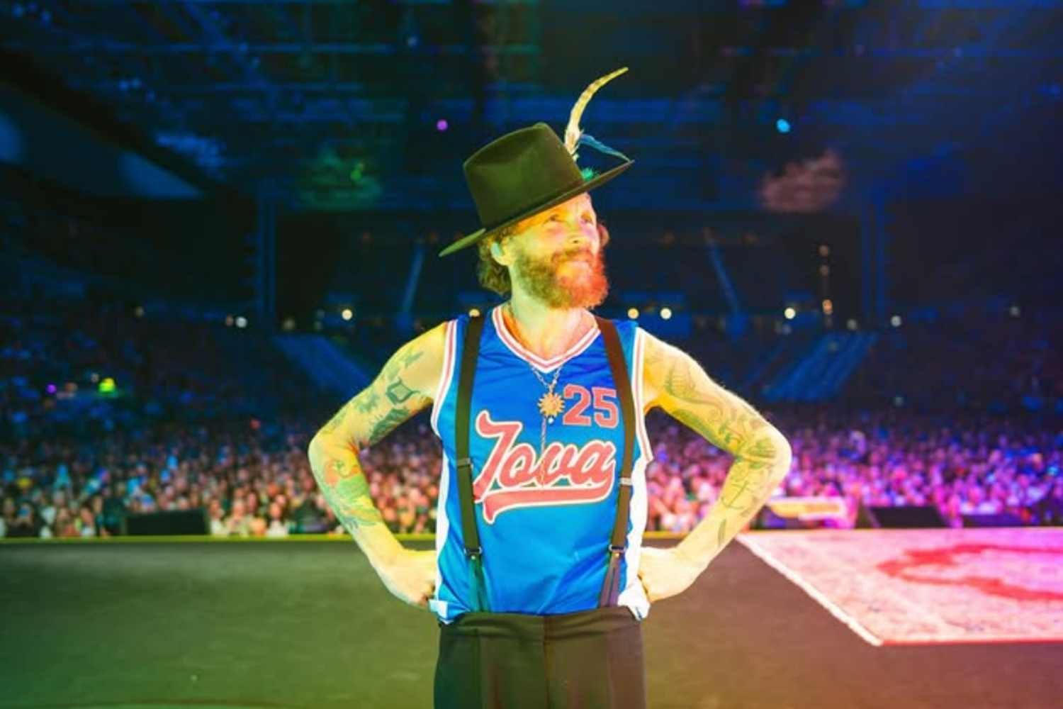 Jovanotti doou dois quintais de comida para gatos vadios de Valdichiana