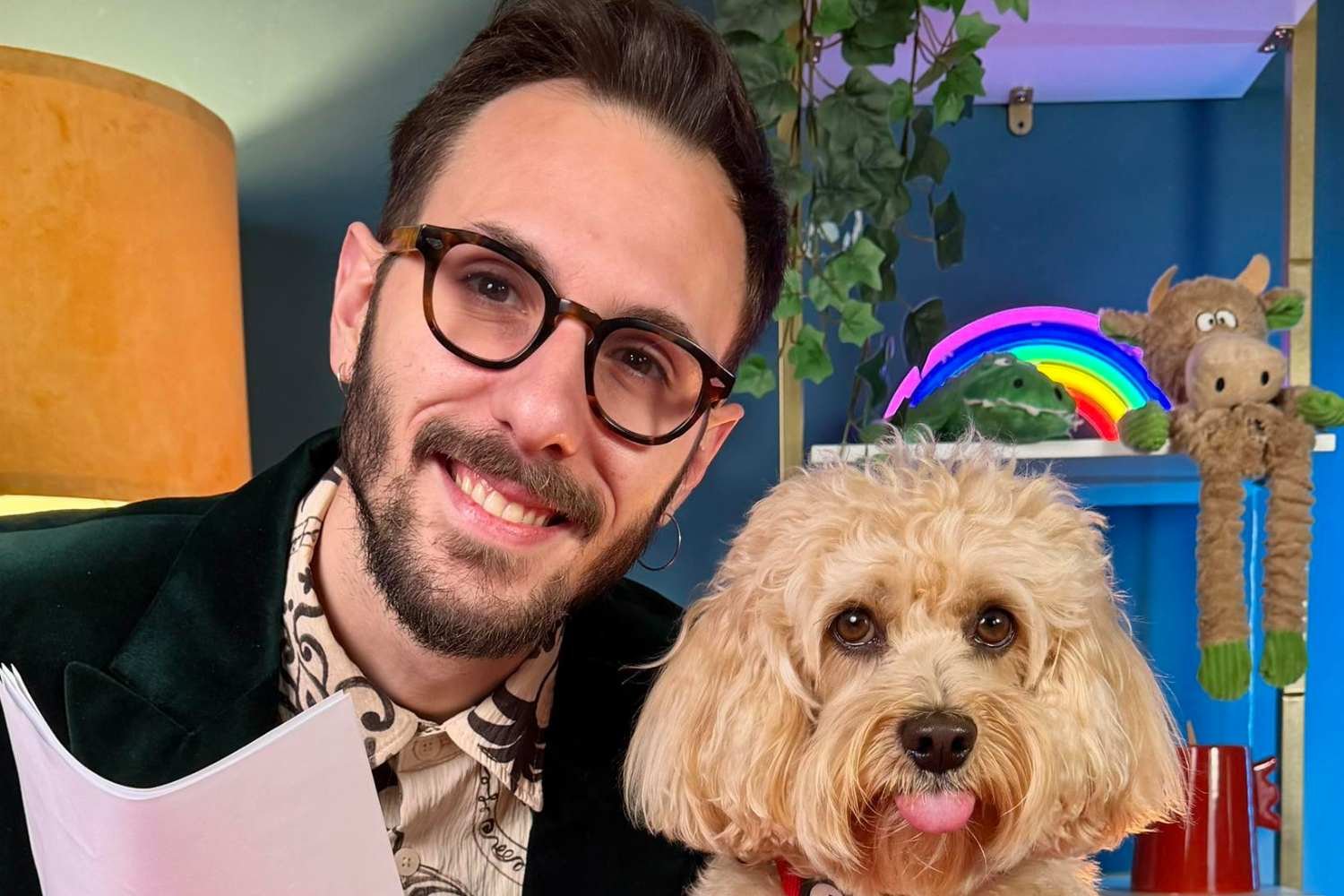 O cachorrinho Chico faz história ao carregar a chama olímpica de Milão-Cortina: é o primeiro portador da tocha quadrúpede